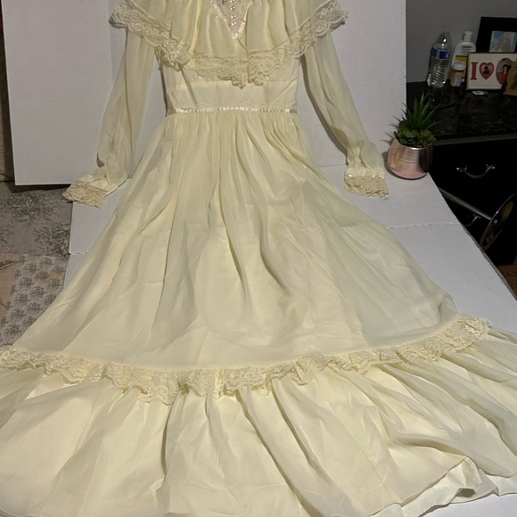 Vintage Cream Lace Dress - Picture 11 of 14